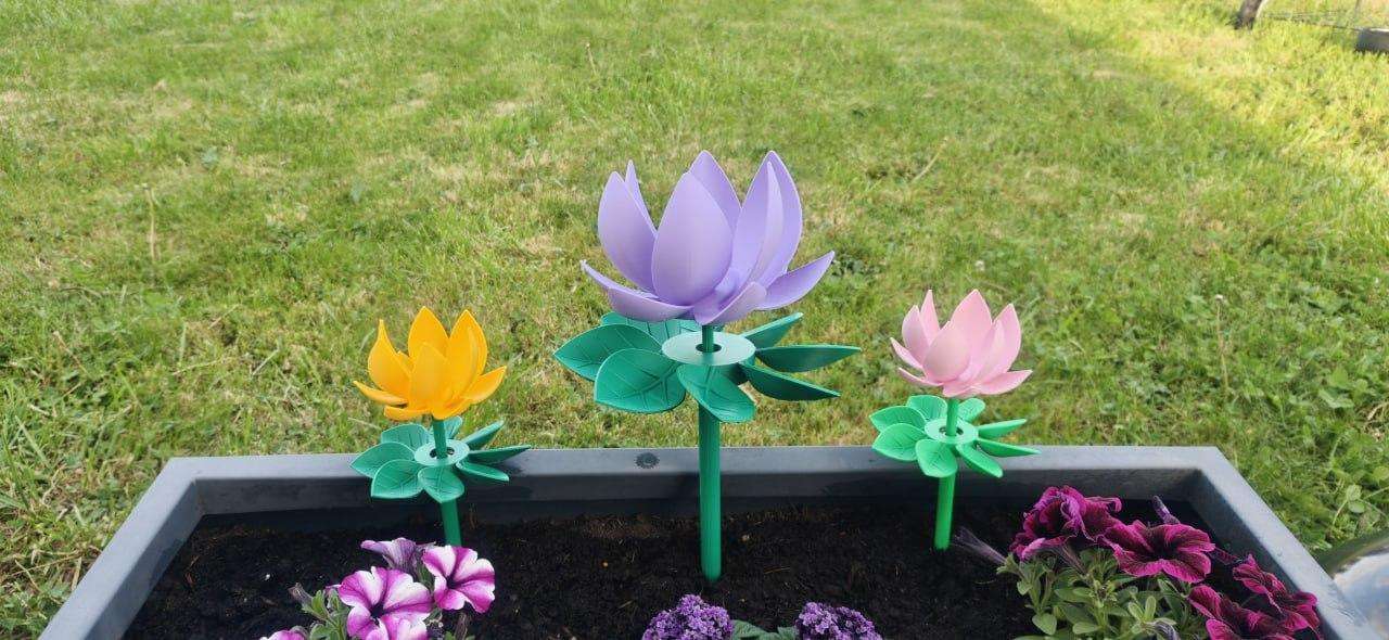 The Kinetic Zen Lotus is a wind-up toy with a dual spinning mechanism.