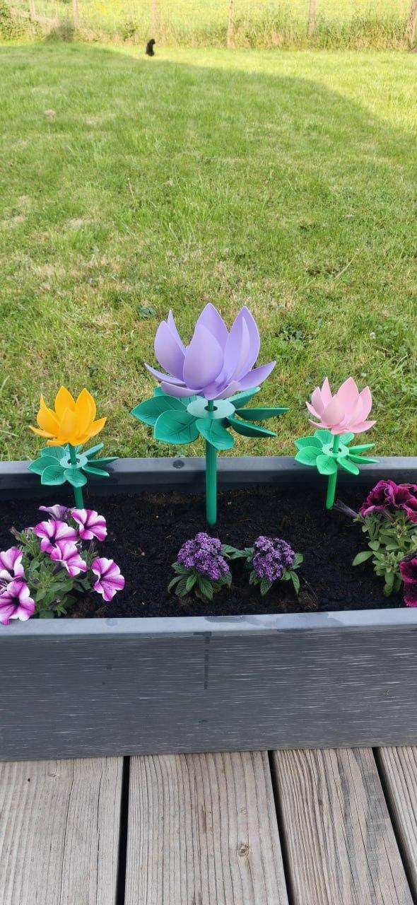 The Kinetic Zen Lotus is a wind-up toy with a dual spinning mechanism.