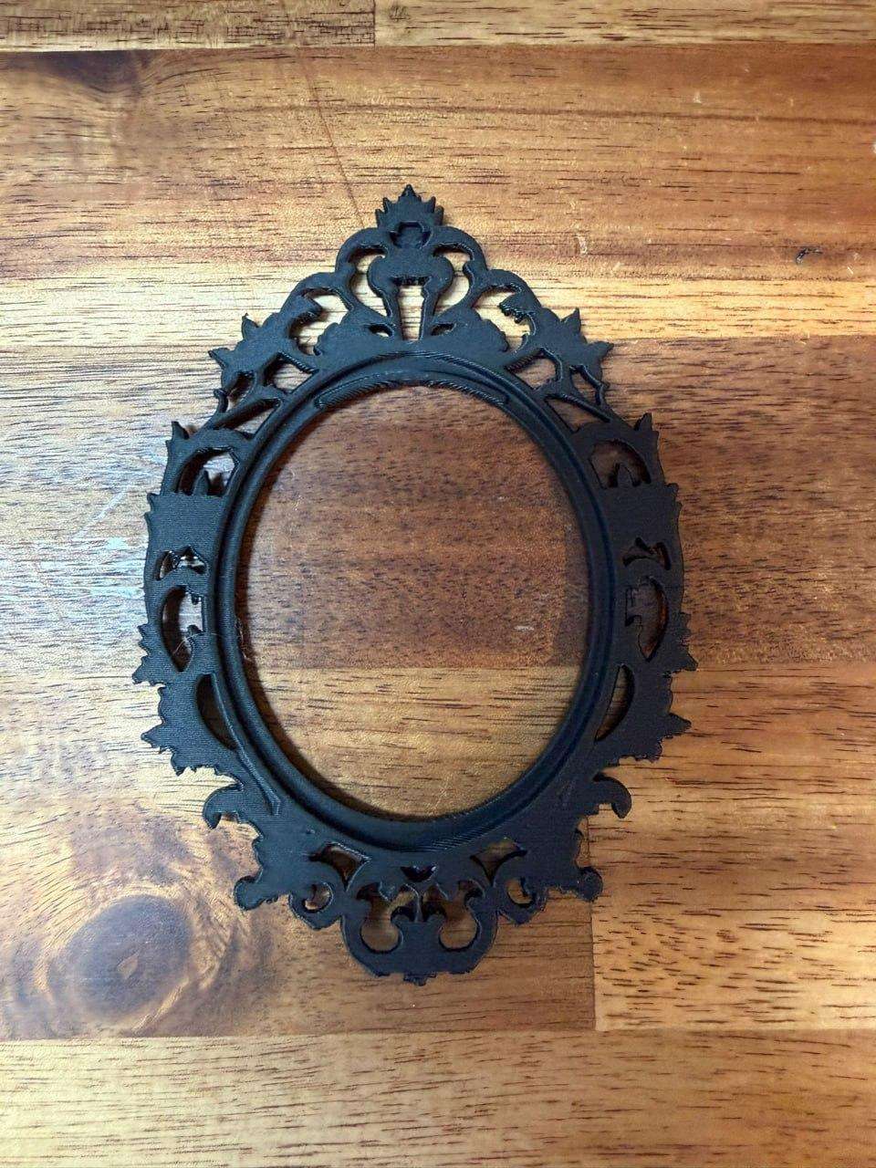 An oval frame in the Baroque style.